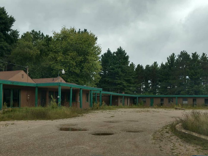 Pine Knoll Motel (Pioneer Motel, Pioneer Apartments)